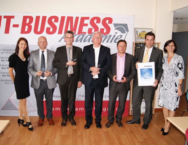 Nadia Richter (l.) und Daniela Schilling (r.) mit den besten Referenten der »STORAGE & DATAMANAGEMENT Technology Solution Days 2012«: Michael Halbwirth (Dell), Christian Herter (Bull), Peter Pillokat (PSP), Andreas Walzel stellvertretend für Paul Bathe (EMC) und Günter Maier (MentIQ). (Archiv: Vogel Business Media)