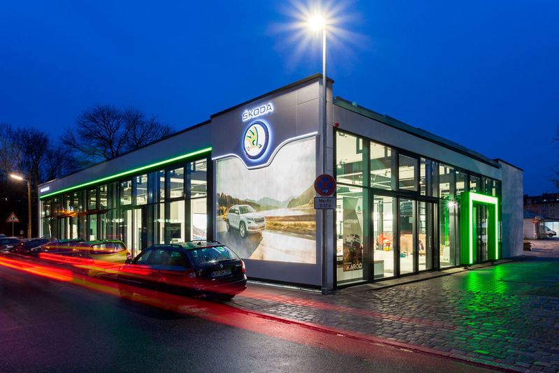 Die Graf-Hardenberg-Gruppe erneuert in den kommenden Jahren ihr Standortnetz und investiert bis 2022 rund 30 Millionen Euro. Im Januar eröffnete der neue Skoda-Schauraum am Stammsitz in Karlsruhe. Digitalisierung des Geschäfts und Präsenz für den Kunden vor Ort gehen für das Unternehmen Hand in Hand. (Nikolay Kazakov)