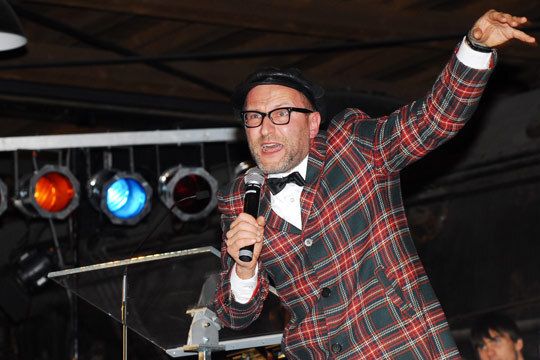 Auch der Moderator sorgte für die eine oder andere künstlerische Darbietung. (Archiv: Vogel Business Media)