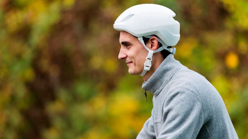 Der neue recyclingfähige, bio-basierte Monomaterial-Fahrradhelm aus EPLA.(Bild:  Fraunhofer ICT)