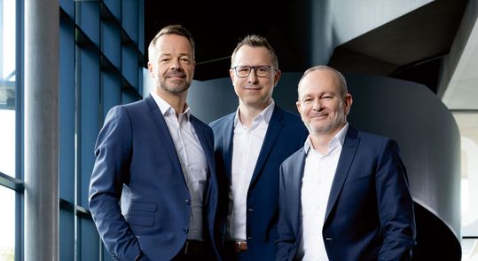 (Bild:  Knapp-Vorstandsteam (v.l.): COO Franz Mathi, CFO Christian Grabner, CEO Gerald Hofe.)