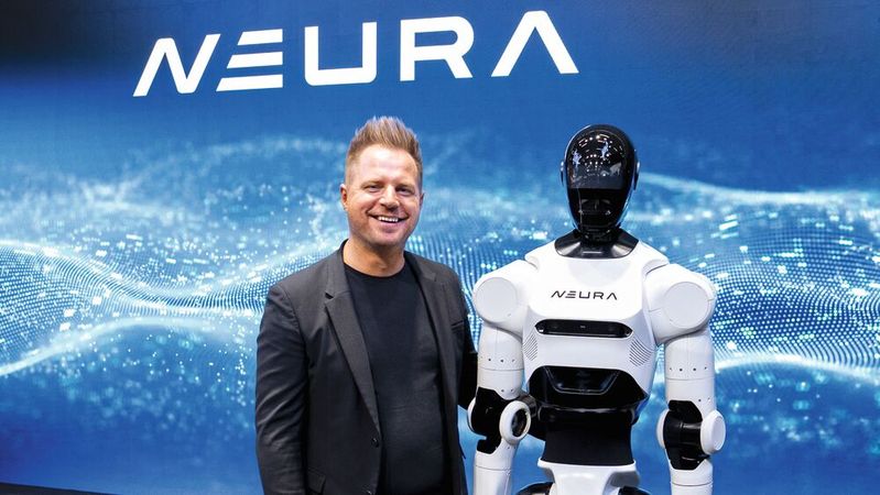 David Reger mit Humanoid 4NE1: Wer von beiden ist wirklich die Galionsfigur von Neura Robotics?(Bild:  Neura Robotics)
