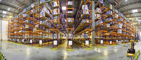 Ein Hochregallager hilft Unternehmen dabei, Platz zu sparen. Ein Hochregallager hilft Unternehmen dabei, Platz zu sparen.
