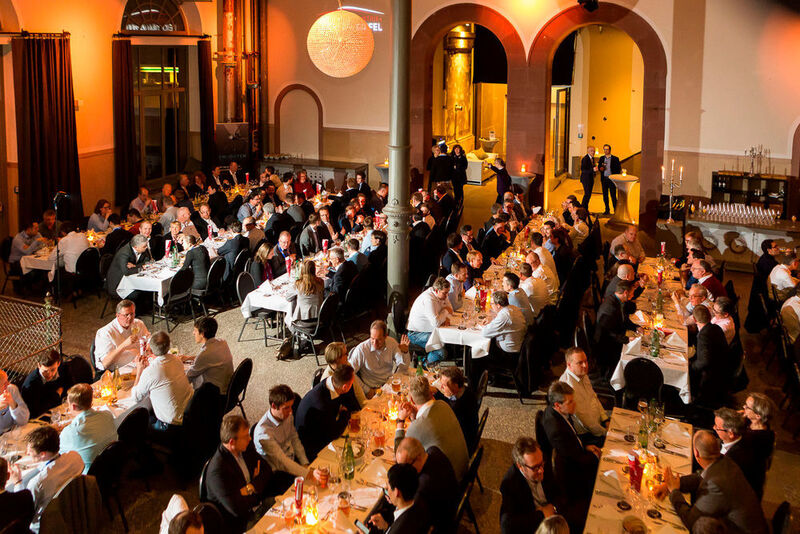 Kommunizieren und amüsieren beim Gipfeltreffen am Abend in der Maschinenhalle des historischen Bürgerbräu Würzburg. (Stefan Bausewein)