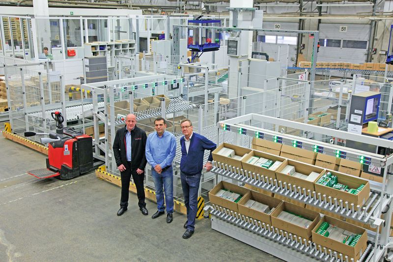 Dirk Brahm (Gabelstapler-Vertrieb Schlüter), Goran Sekula (Niederlassungsleiter ABC Logistikservice) und Herbert Neumann (Geschäftsführer TLS Trans Log Systeme, v.l.) vor der Entladestation. (Bild: Schmale Logtec)