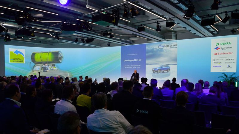 »Gebrauchtwagen Praxis« veranstaltete den Kongress mit den Partnern Dekra, Real Garant und der Santander Consumer Bank. 400 Gäste meldeten sich zum dem Event an. (Bild: Achter – VCG)