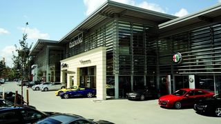 Seit Januar 2007 ist der neue Standort der Kroymans Autohaus Berlin GmbH geöffnet. 20 Millionen Euro hat Kroymans hier investiert. Auf einer Showroomfläche von 6 500 m² präsentieren sich acht Marken. (Archiv: Vogel Business Media)