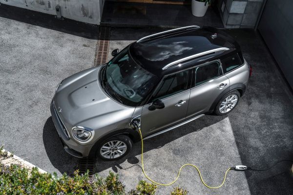 In der Standardeinstellung AUTO eDRIVE fährt der MINI Cooper S E Countryman ALL4 bis zu einer Geschwindigkeit von 80 km/h rein elektrisch.  (Mini)