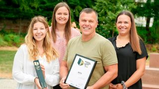 Das Bito-Marketing-Team freut sich über den „German Brand Award ´23 – Gold“. Hier im Bild stehen stellvertretend für das gesamte Marketing-Team von links: Sophie Gisdepski, Laura Neusinger, Markus Zimmer und Janina Blum. (Bild: Bito)
