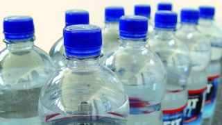 Abb. 1 Auch in Flaschen abgefülltes Trinkwasser kann mit flüchtigen organischen Verbindungen belastet sein. (Archiv: Vogel Business Media)