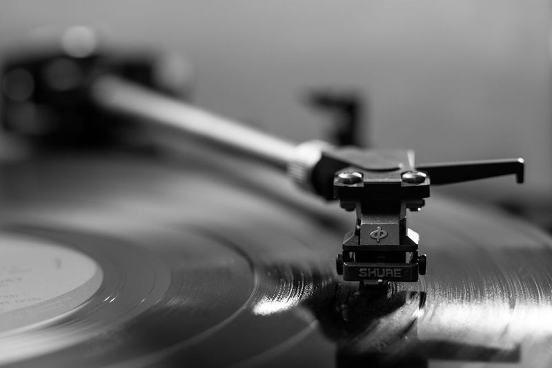 Schallplatten: Vinyl feiert seit Jahren ein Comeback. Wie viele andere Medien totgeglaubt, findet die Schallplatte in Sachen Audioqualität und Wertigkeit kaum einen ebenbürtigen Nachfolger. Eine alte und beliebte Technologie, die sich auch im digitalen Zeitalter nicht weginnovieren lässt. Ganz im Gegenteil: Laut dem Bundesverband Musikindustrie sind die Umsätze mit Schallplatten hierzulande zwischen 2006 und 2015 von 6 Millionen auf 50 Millionen Euro gestiegen. Hier zeigt sich, dass die Vorzüge analoger Technologien nicht ohne Weiteres im digitalen Raum repliziert werden können. Die Haptik des Tonträgers, die hochwertige Aufmachung der Verpackung und der saubere Klang sind nach wie vor unschlagbar. (Pixabay)