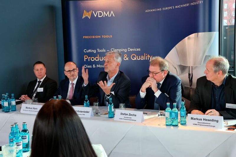 Pressekonferenz des VDMA Präzisionswerkzeuge in der Frankfurter Botschaft. Obwohl die Branche 2025 statt des erwarteten leichten Produktionsrückgangs ein deutliches Minus von rund 7 Prozent verzeichnen musste, bleiben die Unternehmen optimistisch.  (Bild:  Maschinenmarkt/rw)