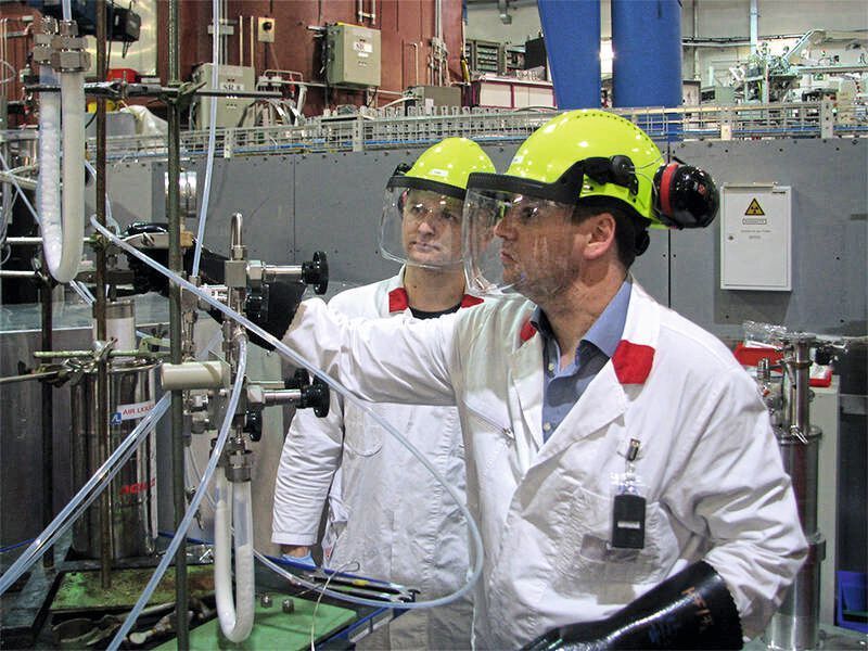 Prof. Florian Kraus und sein Mitarbeiter Dr. Sergei Ivlev am Pulverdiffraktometer SPODI des Heinz Maier-Leibnitz Zentrums in Garching. (M. Hölzel / TUM)
