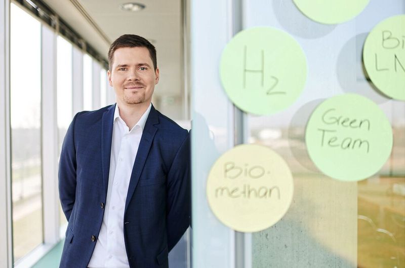 „Wasserstoff kann in vielen Prozessen fossile Brenn- und Rohstoffe ersetzen. Indem wir Gasnetze und -Speicher H2-ertüchtigen, können wir auf ein bundesweit bestehendes und erprobtes Netz zurückgreifen und Wasserstoff in nahezu jedes Unternehmen bringen.“ – Clemens Lange, Head of Business Development & Green Transformation, VNG Handel & Vertrieb GmbH (Bild: VNG)