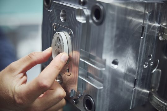 1zu1 Scale fabrica mediante moldeo por inyección componentes en serie de alta calidad para Activoris, empresa especializada en tecnología médica.(Bild:  Darko Todorovic)
