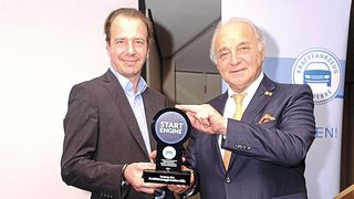 Der neue und der scheidende Obermeister: Stefan Bäckmann (links) folgt Rolf Mauss ins Amt, der 30 Jahre lang die Geschicke der Kölner Innung geführt hatte. (Zietz/»kfz-betrieb«)