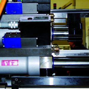 Bild 2: Zylinder und Ventil mit elektronischer Lageregelung als Antriebseinheit. Damit lassen sich Vorschubachsen genauer als ±1 µm positionieren.