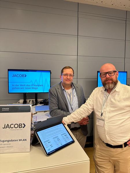 (l.) Jens Rostalski und Michael Clark (JACOB) gehen oft neue Wege mit ihren Lösungen. (Bild: Vogel IT-Medien)