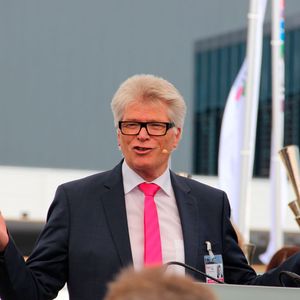 Dr.-Ing. e.h. Friedhelm Loh: „Ich kann verstehen, dass die mit Industrie 4.0 verbundenen riesigen Datenmengen und kritische Sicherheitsüberlegungen noch manch einen Unternehmer vor der Investition zurückschrecken lassen. Aber ich bin überzeugt, wenn wir es hier in Deutschland nicht anpacken, dann überholt uns der Wettbewerb aus dem Ausland.“(Bild:  Reinhold Schäfer)