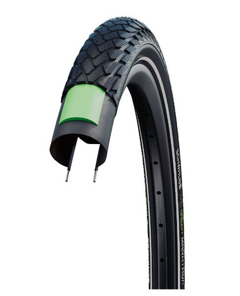 Der Green Marathon wurde im Jahr 2023 vorgestellt und ist der weltweit erste Fahrradreifen, der unter anderem aus gebrauchten Reifen hergestellt wurde. Dabei greift Schwalbe auf recycelten Ruß (recovered Carbon Black) aus seinem eigenen Reifenrecyclingprozess zurück. Er ersetzt zu 100% fossil hergestellten Industrieruß. Auf diesem Weg werden 80% CO₂-Äquivalente (CO₂eq) eingespart. Das rCB kommt direkt von der Pyrum Innovations AG, dem Unternehmen, bei dem der eigentliche Recyclingprozess im Saarland stattfindet. (Bild: Schwalbe)