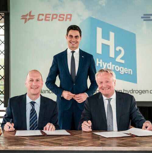 From left to right, Harry Deans, CEO of Evos, Rob Jetten, Dutch Minister for Climate and Energy Policy and Deputy Prime Minister, y Maarten Wetselaar, Cepsa CEO.