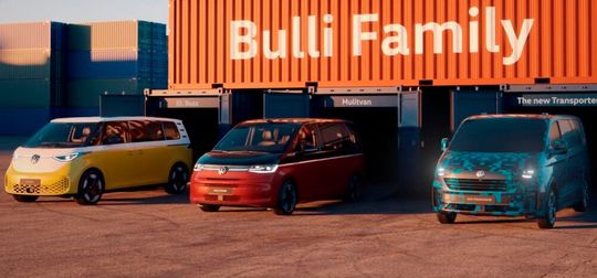 Passgenaues Trio (v.l.): ID.Buzz, Multivan und der neue Transporter als jüngstes Mitglied der „Bulli“-Familie.(Bild:  VWN)