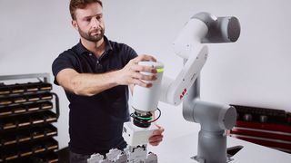 Cobots leasen statt kaufen: Mit Robotics-as-a-Service, einem neuen Angebot von ABB, können Unternehmen schnell in die Robotik einsteigen – ganz ohne Kapitalbindung. Es beinhaltet flexible Finanzierungsmodelle und zusätzliche Services. (Bild: ABB)