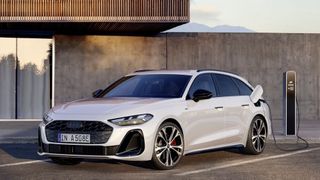 Der Audi A5 Avant E-Hybrid fährt mit Benziner und mit E-Motor. Rein elektrisch sollen bis 110 Kilometer drin sein. (Bild: Audi AG)