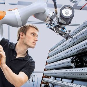 Hier ist die starre Trennung zwischen Vollautomatisierung aufgehoben und Mensch und Roboter arbeiten tatsächlich Hand in Hand: ein Kuka LBR iiwa im Einsatz.