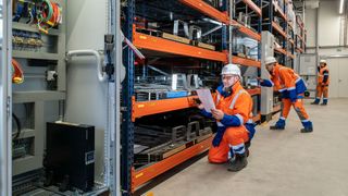 Arbeiter installieren den neuen Energiespeicher auf Basis ausgemusterter E-Auto-Akkus im nordrhein-westfälischen Herdecke. (RWE Generation SE)