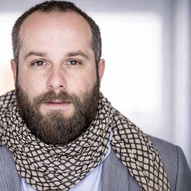 Der Autor: Stefan Maxones ist selbständiger Senior-Berater an der Schnittstelle von Datenarchitektur, Analytics und Unternehmenssteuerung. Er begleitet komplexe Transformationsprojekte im SAP-Umfeld für namhafte Großunternehmen. Durch seine langjährige Erfahrung bei Branchengrößen wie Capgemini, IBM und Tieto kennt er die strukturellen Herausforderungen in Konzernen aus der Innenperspektive. (Bild: Stefan Maxones)