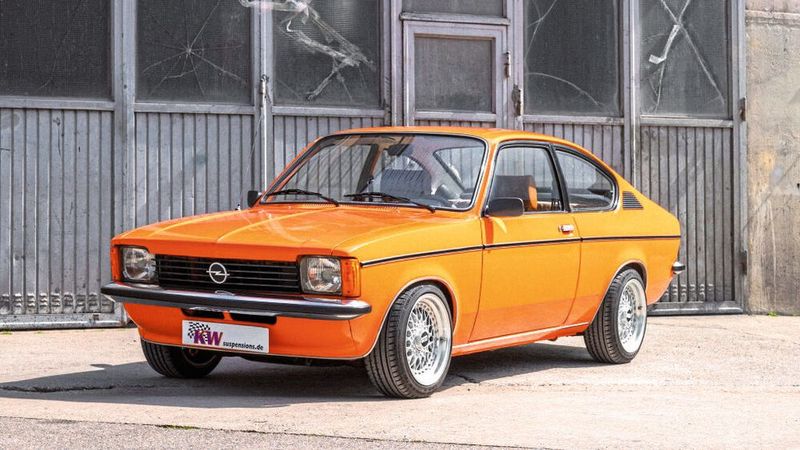 Der Kadett C verfügt über ein eher konservatives Fahrwerk, bestehend aus hinterer Starrachse und einer Vorderachse mit doppelten Querlenkern. In sechs Jahren entstanden über 1,6 Millionen Exemplare des auch heute noch beliebten Opels. (Bild: KW Automotive)