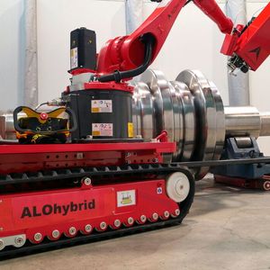 Ein näherer Blick auf den flexibel einsetzbaren Alohybrid, beim mobilen Laserhärten einer Welle.