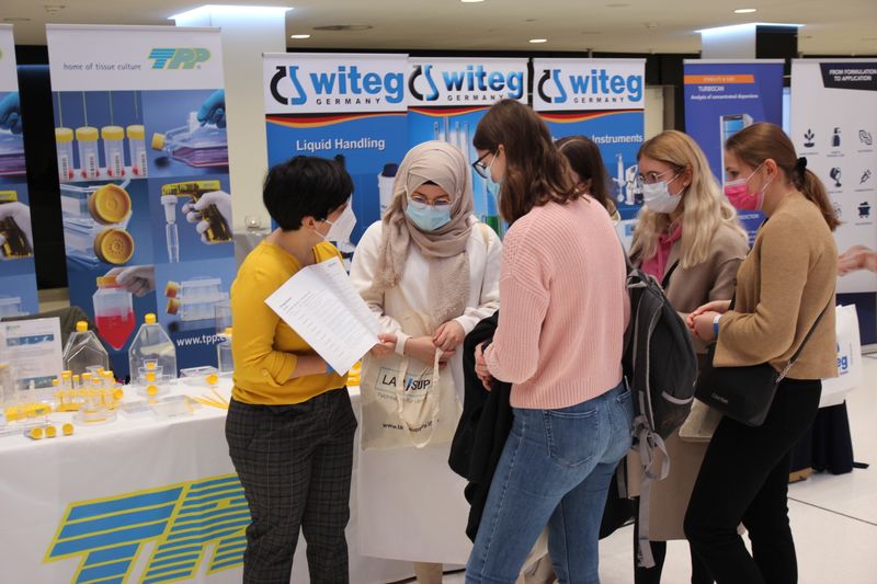 Wo geht's denn hier zum nächsten Vortrag? Konstantinia Bidmon von TPP hilft ein paar Besuchern mit dem Programmheft.   Weitere Infos zu den kommenden LAB-SUPPLY-Messen finden Sie auf www.lab-supply.info.  (LABORPRAXIS, C. Lüttmann)