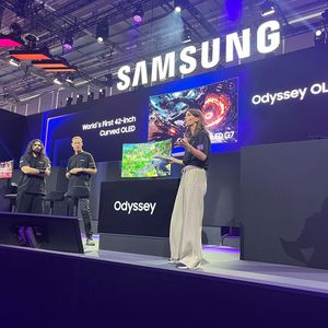 Der ebenfalls auf der Gamescom vorgestellte Samsung-Monitor belegt viel Platz auf dem Gaming-Schreibtisch: Der Odyssey OLED G7 basiert auf einem 42 Zoll großen und mit 1000R gekrümmten 4K-OLED-Panel.(Bild:  Vogel IT-Medien)