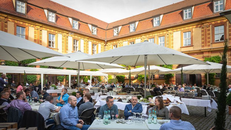 Im wunderbaren Ambiente des traditionsreichen Weinguts konnten die Teilnehmer relaxen und sich in zwangloser Atmosphäre austauschen. (Bild: Stefan Bausewein)