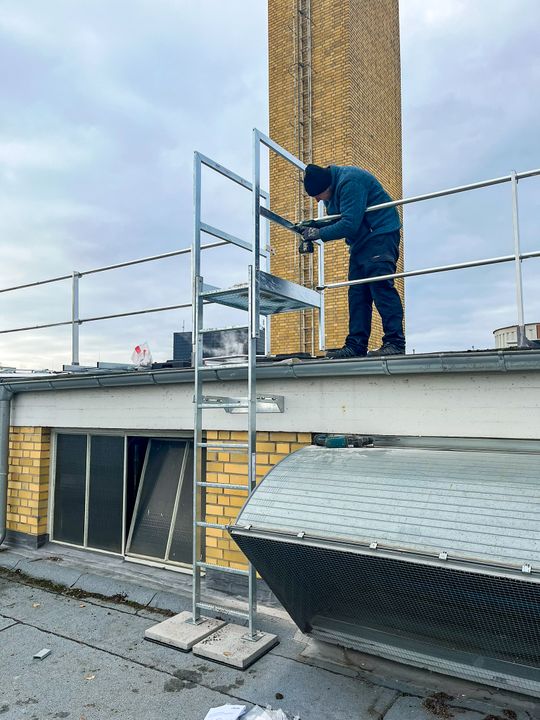 Auch sämtliche Lichtkuppeln des Technikgebäudes wurden  mit Sicherungsgeländern versehen.(Bild:  Munk Günzburger Steigtechnik)