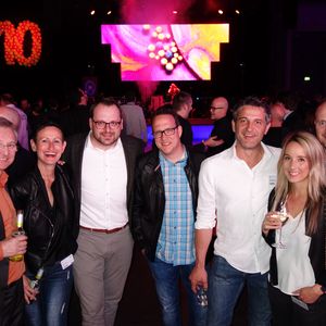 (v. l.) Thomas Jell, TP-Link, Karin Hernik, APC, Christoph Preetz, ESET, Stefan Knerrich, Dieter Rahe und Deborah Wohter, APC, und Alexander Asmussen, Plenium.(Bild: IT-BUSINESS)