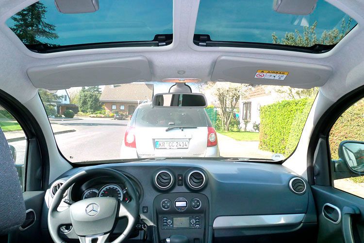 Das Armaturenbrett des Citan hat ein eigenständiges Design. Die gläsernen Aufstelldachfenster ohne Innenrollo bereiten Probleme, wenn die Sonnenstrahlen direkt auf die Insassen treffen. Fahren mit Hut ist dann angesagt. (Bild:Wolfgang Pester)