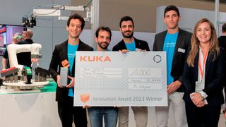 Team Jarvis gemeinsam mit Kristina Wagner, Senior Vice President der Kuka Automation Software Factory, auf der Automatica 2023 in München.  (Bild: Kuka)