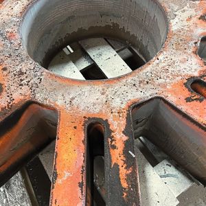 Vor dem Brennschneiden in mehreren Ebenen wurde der 270 Millimeter dicke Feinkornbaustahl S690 QL1 vorgewärmt.(Bild:  Jebens)