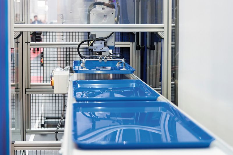 Speziell beim Spritzgießen, beziehungsweise in der Großserienfertigung von Kunststoffteilen, werden einwandfrei funktionierende Automationssysteme geschätzt – auch das ist ein Fakuma-Thema. (Bild: Schall)