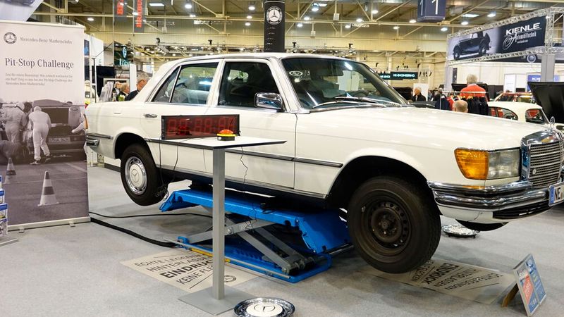 Auch bei Oldtimern ein praktischer Publikumsmagnet: eine Pit-Stop-Szene zum Mitmachen. (Bild: Dominsky – VCG)