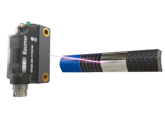 Time-of-Flight-Sensoren sorgen für zuverlässige Objektdetektion, selbst bei herausfordernden Oberflächen wie ultraschwarzen, spiegelnden oder glänzenden Materialien – unabhängig von Form und Struktur, z.B. bei Solarzellen oder Autoreifen. (Bild:  Baumer)