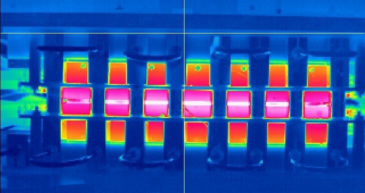 Wärmebildaufnahme des variothermen RTM-Werkzeugs mit Induktionsheizung am Institut für Verbundwerkstoffe in Kaiserslautern. Mit einer Wärmebildkamera wurde die Dynamik der Werkzeugtemperierung dokumentiert. (Bild: IVW)