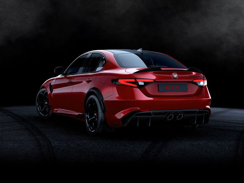 Verantwortlich für die Gewichtseinsparungen sind unter anderem einige aus Carbon gefertigte Bauteile wie etwa die Motorhaube. (Bild:  Alfa Romeo)