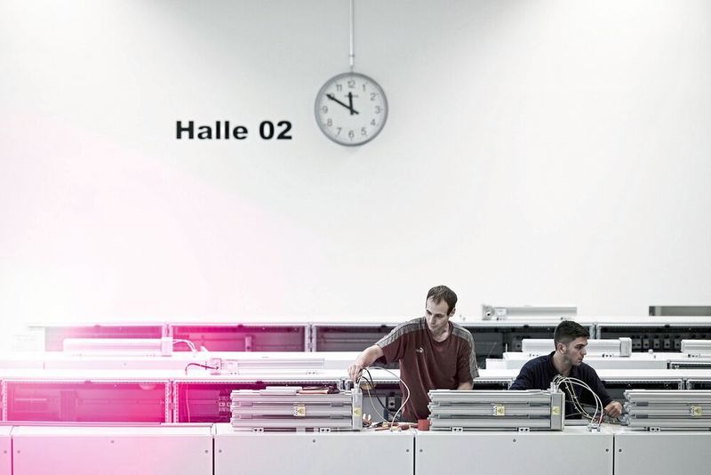 Monteure bei Schaper in Herford bauen Anlagen auf Basis des neuen Rittal VX25 Großschranksystems. (Rittal)