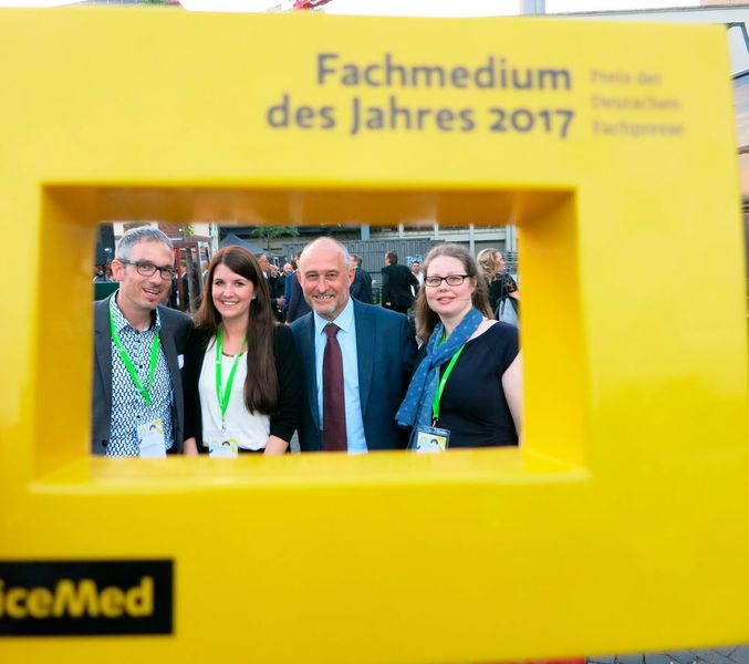 Ein toller Rahmen: Die Macher von Devicemed im Fokus der Siegertrophäe. Von links: Chefredakteur Peter Reinhardt, Key Account Managerin Katharina Flügge, Redakteurin Kathrin Schäfer und Group Publisher Hans-Jürgen Kuntze. (Fischer / Vogel Business Media)