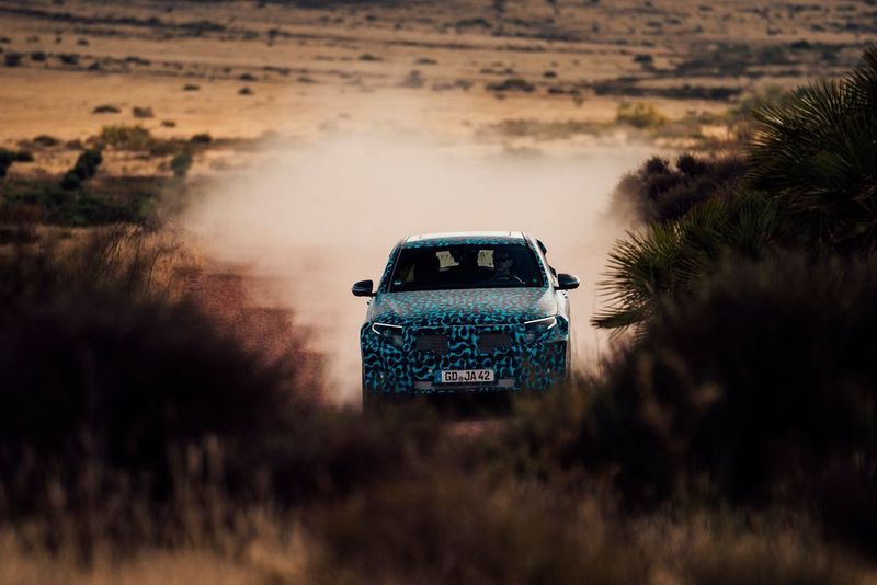 Weit ins Gelände sollte man sich trotzdem nicht vorwagen: Die Bodenfreiheit liegt wegen der voluminösen Akkus lediglich auf dem Niveau eines T-Modells der E-Klasse. (Daimler)