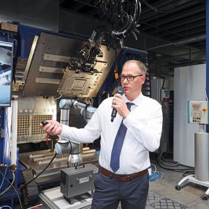 Auf seinem 4. Innovationstag am 17. Mai in Mindelheim hat der Systemanbieter BBG zwei zum Patent angemeldete Innovationen für Werkzeuge zum Umgießen von Polyurethan (PUR) vorgestellt: einen Angusstrimmer und einen sogenannten Zickzack-Entlüftungsschieber. 